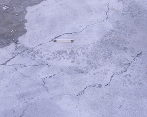 Plastic shrinkage cracks appearing on the concrete surface few hours after placement. Photo courtesy of Dr. Andreas Leemann, Empa